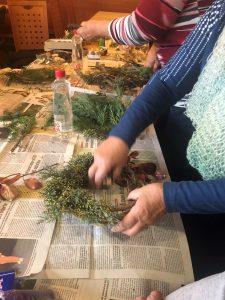 Izdelava adventnih aranžmajev v Dnevnem centru za vse generacije Straža 6